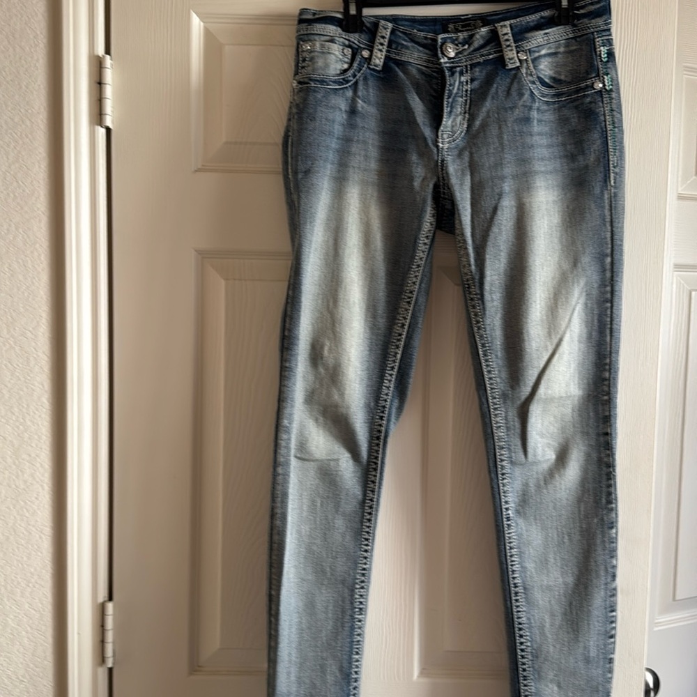 SHYANNE 30/REG LIGHT WASH POCKET DETAILED BEAUTIFUL JEANS!! INSEAM IS 30”